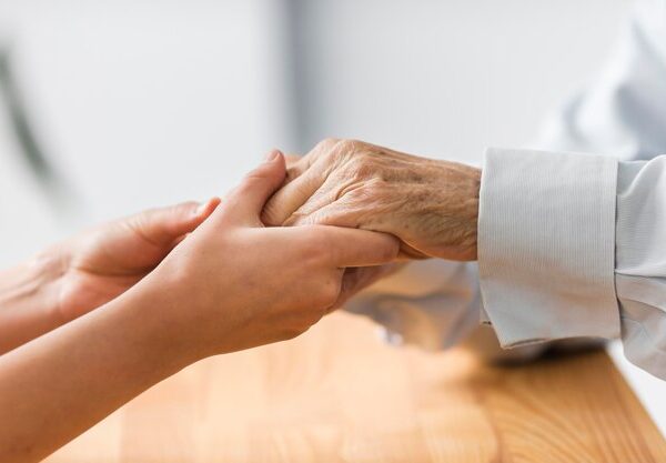 Filhos bem sucedidos abandonam mãe com Alzheimer de 87 anos em Viana-ES Filhos bem sucedidos abandonam mãe com Alzheimer de 87 anos em Viana-ES