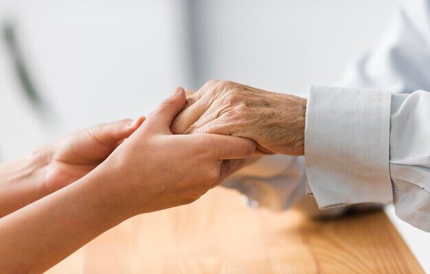 Filhos bem sucedidos abandonam mãe com Alzheimer de 87 anos em Viana-ES Filhos bem sucedidos abandonam mãe com Alzheimer de 87 anos em Viana-ES