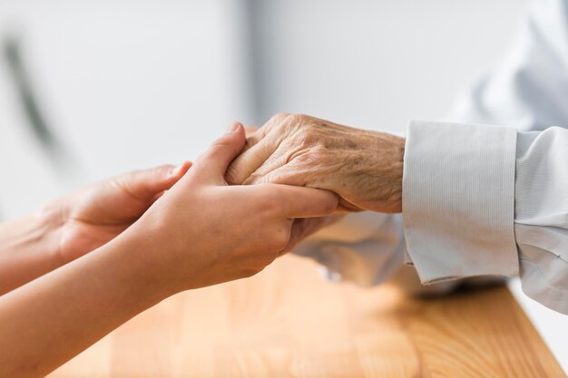 Filhos bem sucedidos abandonam mãe com Alzheimer de 87 anos em Viana-ES Filhos bem sucedidos abandonam mãe com Alzheimer de 87 anos em Viana-ES