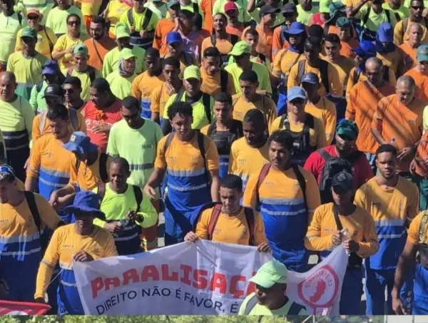 Fim da greve dos garis normaliza coleta de lixo no ES Fim da greve dos garis normaliza coleta de lixo no ES