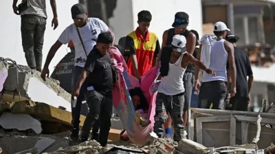 Os socorristas não dão conta. Estão tirando as pessoas com unhas e dentes’: o desespero para salvar quem está sob os escombros na Venezuela