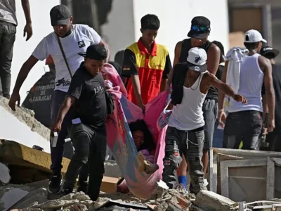 Os socorristas não dão conta. Estão tirando as pessoas com unhas e dentes’: o desespero para salvar quem está sob os escombros na Venezuela Os socorristas não dão conta. Estão tirando as pessoas com unhas e dentes’: o desespero para salvar quem está sob os escombros na Venezuela