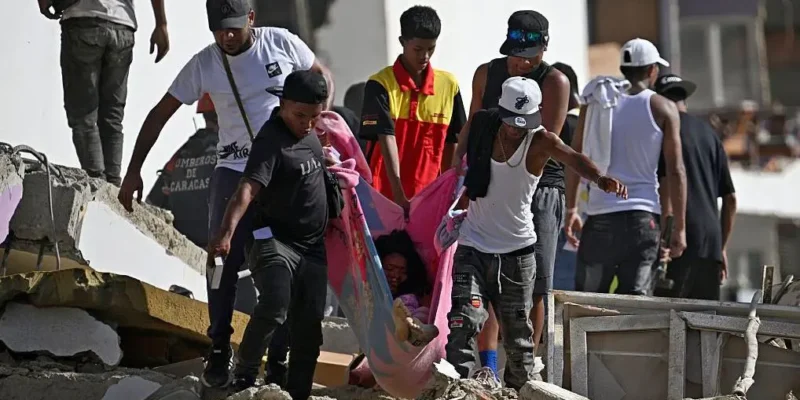 Os socorristas não dão conta. Estão tirando as pessoas com unhas e dentes’: o desespero para salvar quem está sob os escombros na Venezuela