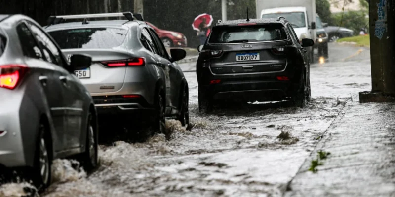 Frente fria chega a Salvador e eleva chance de chuva para 90%; confira previsão