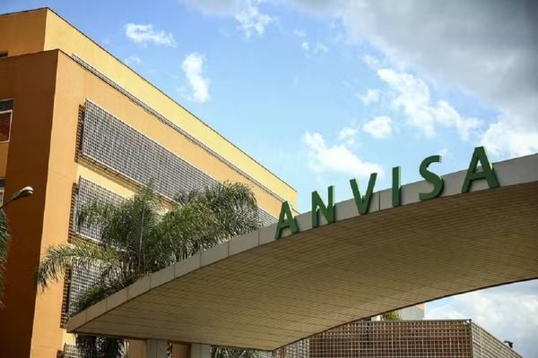 Anvisa manda recolher antibiótico após identificar fragmento de vidro em frasco; saiba lote Anvisa manda recolher antibiótico após identificar fragmento de vidro em frasco; saiba lote