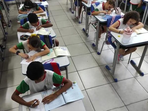 Alunos da EMEF Marcílio de Noronha recebem exames e óculos gratuitos pela Prefeitura de Viana Alunos da EMEF Marcílio de Noronha recebem exames e óculos gratuitos pela Prefeitura de Viana
