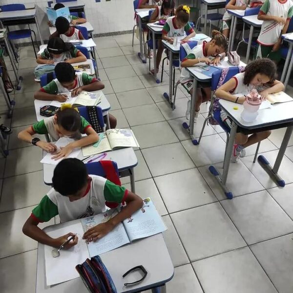Alunos da EMEF Marcílio de Noronha recebem exames e óculos gratuitos pela Prefeitura de Viana Alunos da EMEF Marcílio de Noronha recebem exames e óculos gratuitos pela Prefeitura de Viana
