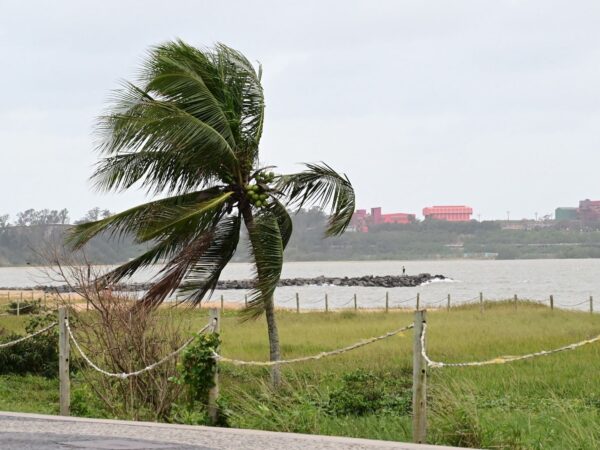 ES tem alerta de vendaval e Marinha prevê ventos de até 74 km/h no litoral ES tem alerta de vendaval e Marinha prevê ventos de até 74 km/h no litoral